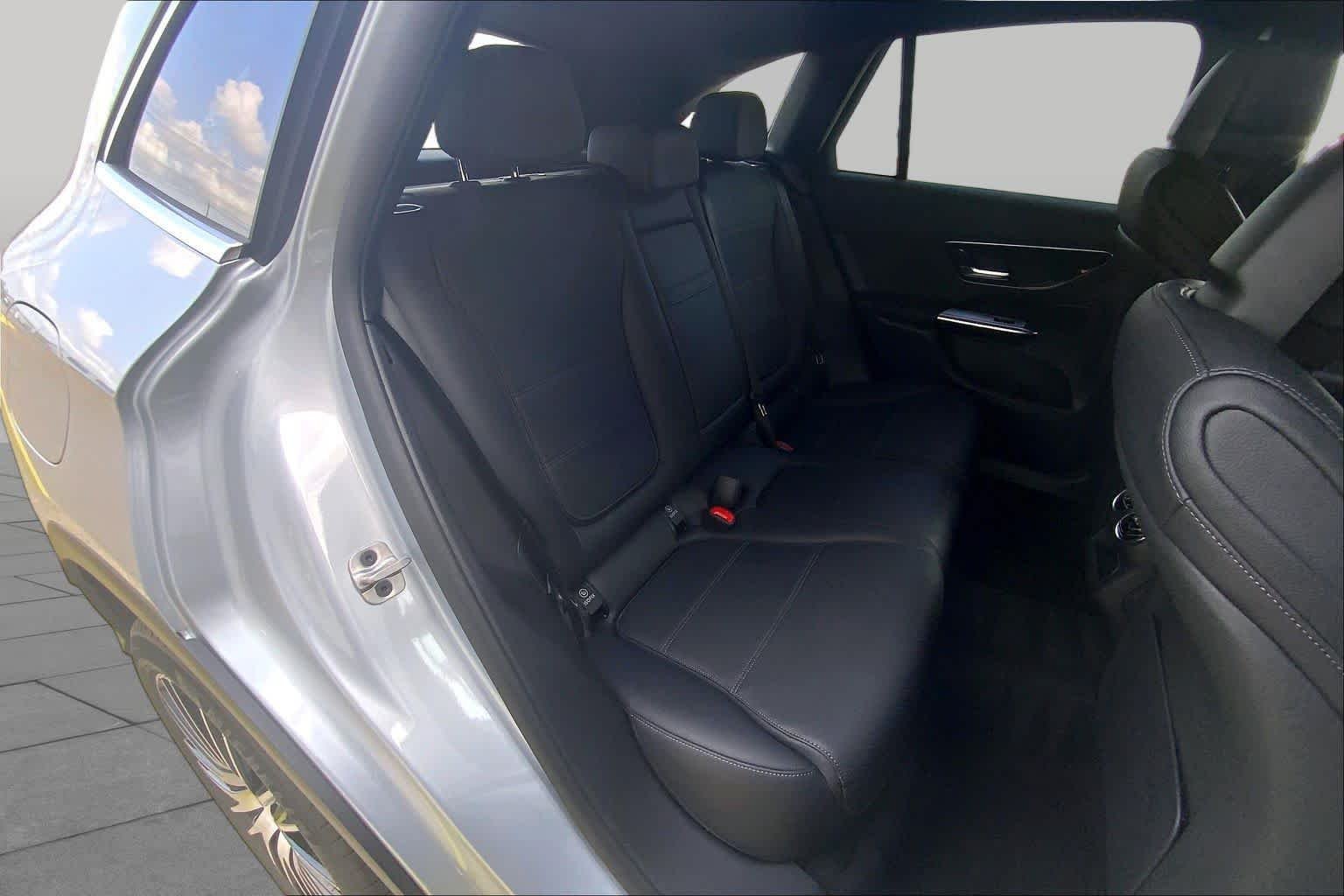 Used 2026 922/Cirrus Silv Mercedes-Benz GLC 300 image 19