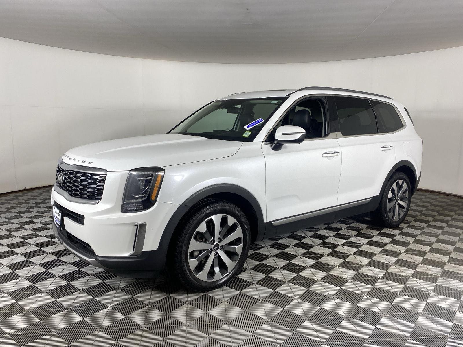 Used 2020 Snow White Pearl Kia  image 3