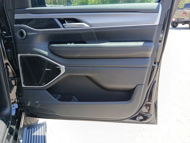 New 2026 High Gloss Black Exterior Paint Jeep Limited Altitude image 32