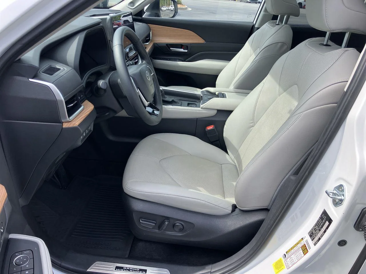 Certified Used 2025 White (Wind Chill Pearl) Toyota Limited image 15