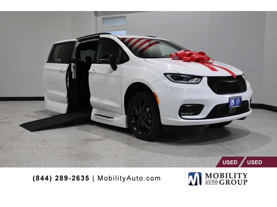 2024 Chrysler Pacifica Touring L's photo