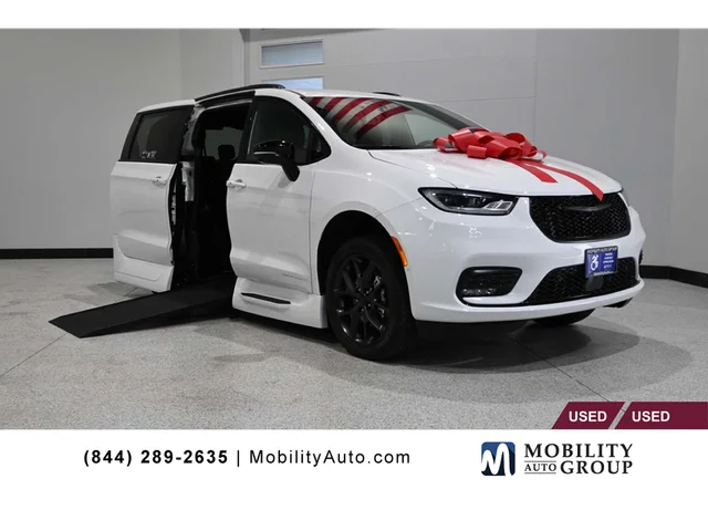 2024 Chrysler Pacifica Touring L Mobility Handicap Van