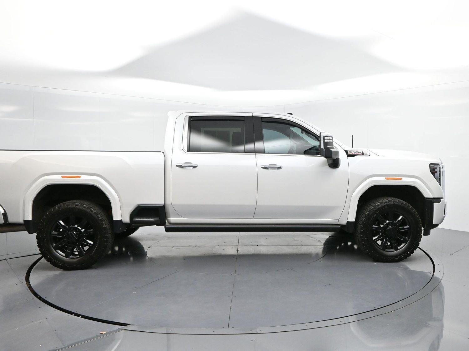 Used 2024 White Frost Tricoat GMC Denali image 8