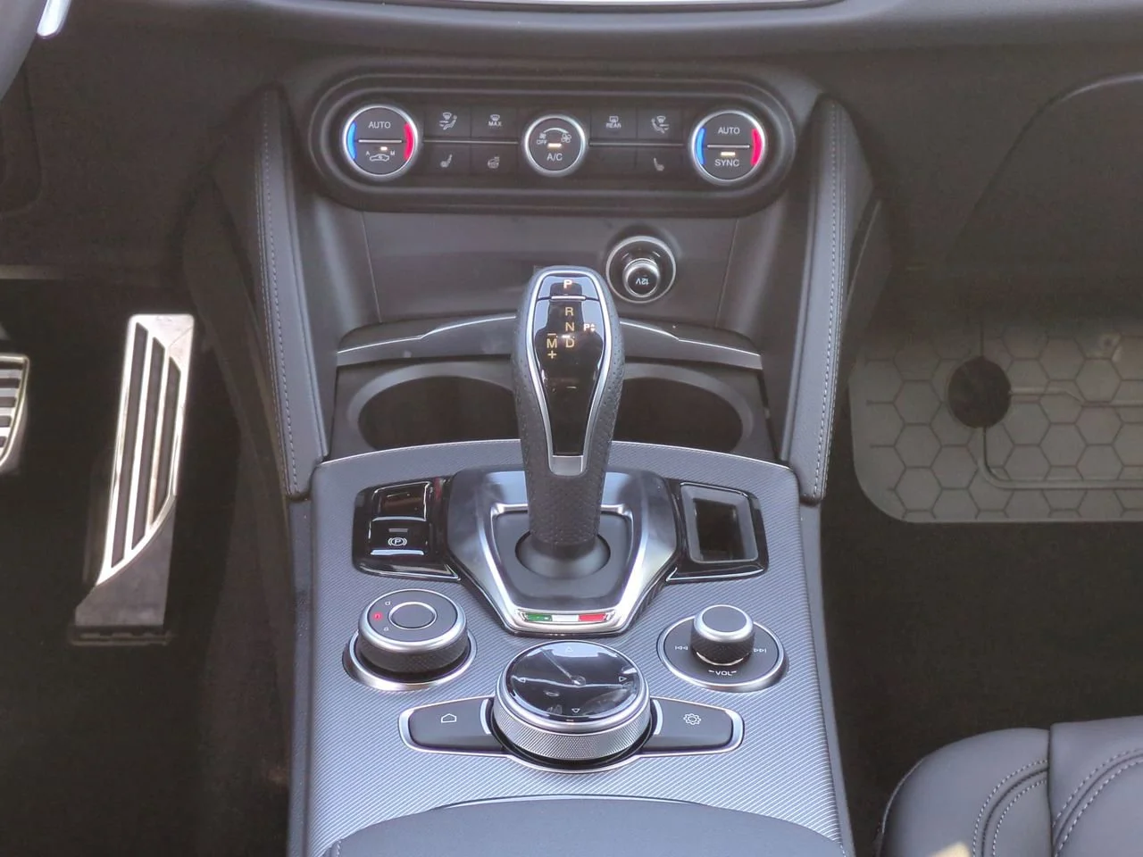 New 2025 Vulcano Black Metallic Exterior Paint Alfa Romeo  image 18
