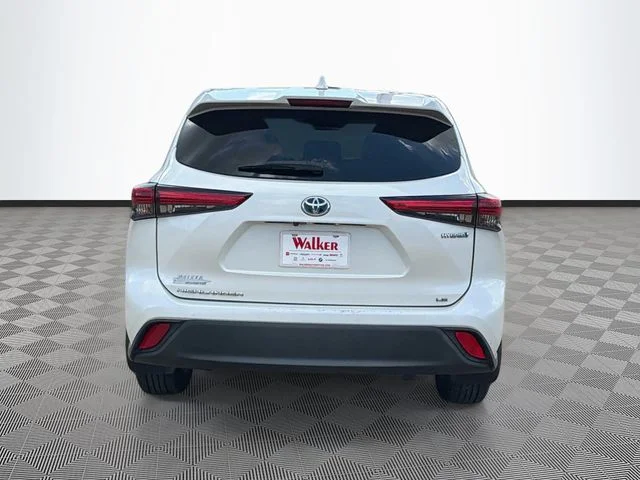 Used 2020 White Toyota LE image 6