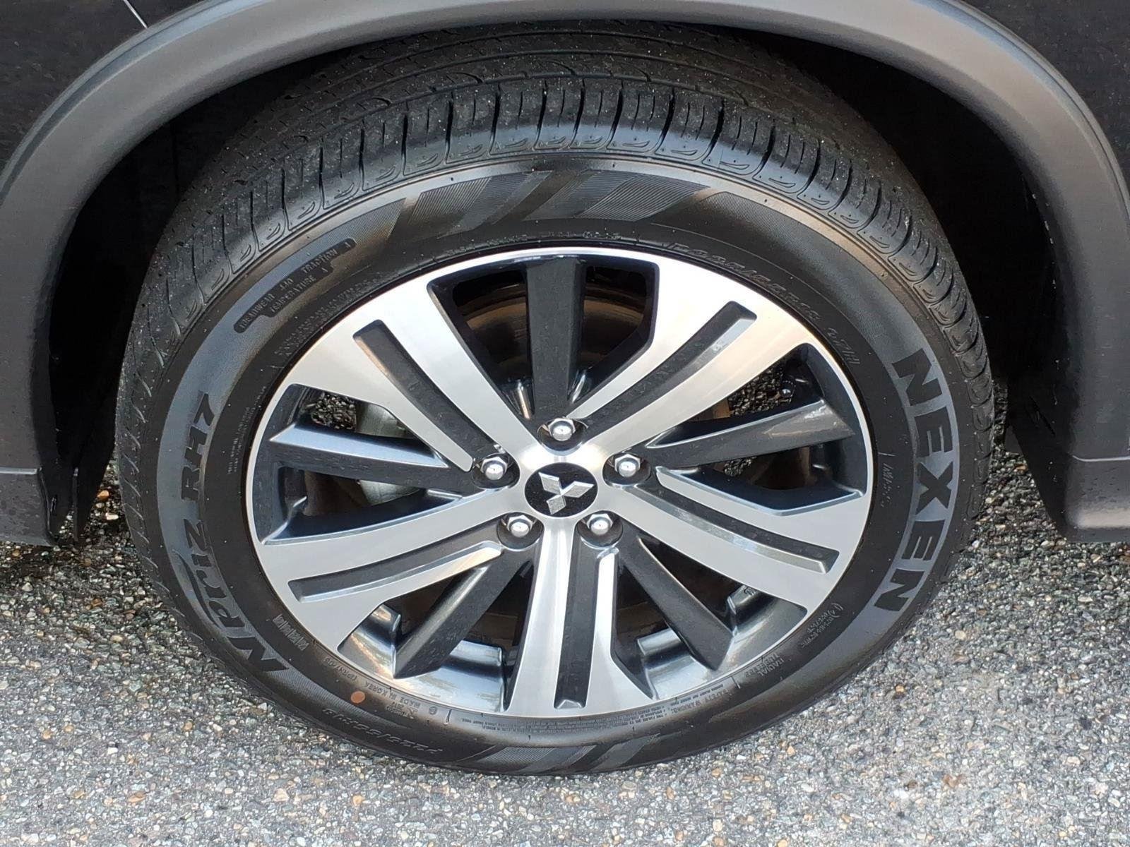 Used 2025  MITSUBISHI  image 4