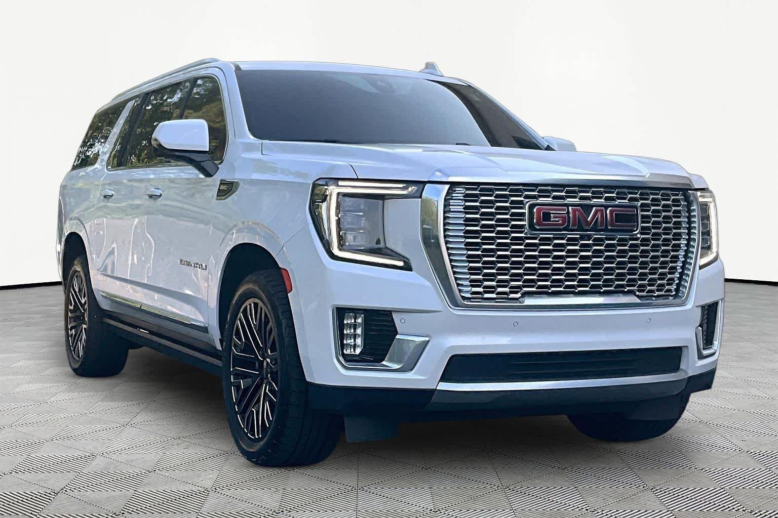 Used 2022 White Frost Tricoat GMC Denali image 3