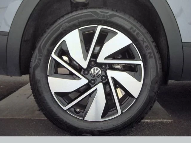 Used 2025  Volkswagen 2.0T SE w/Technology image 38