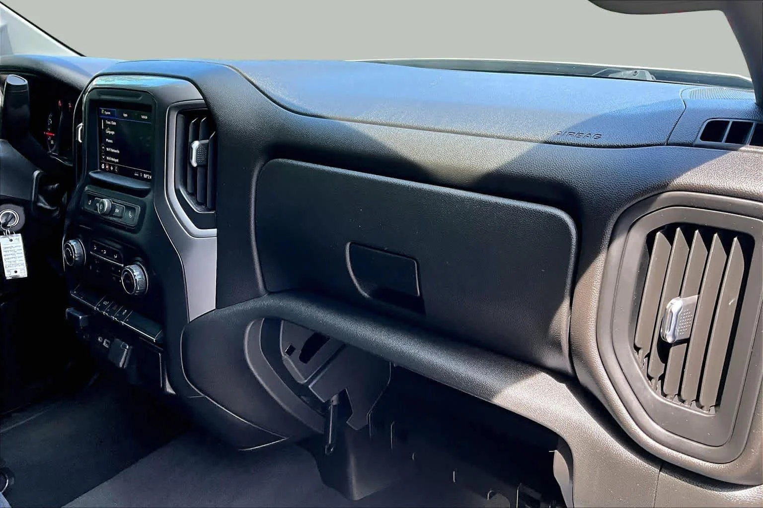Used 2021 Silver Ice Metallic Chevrolet Custom image 17