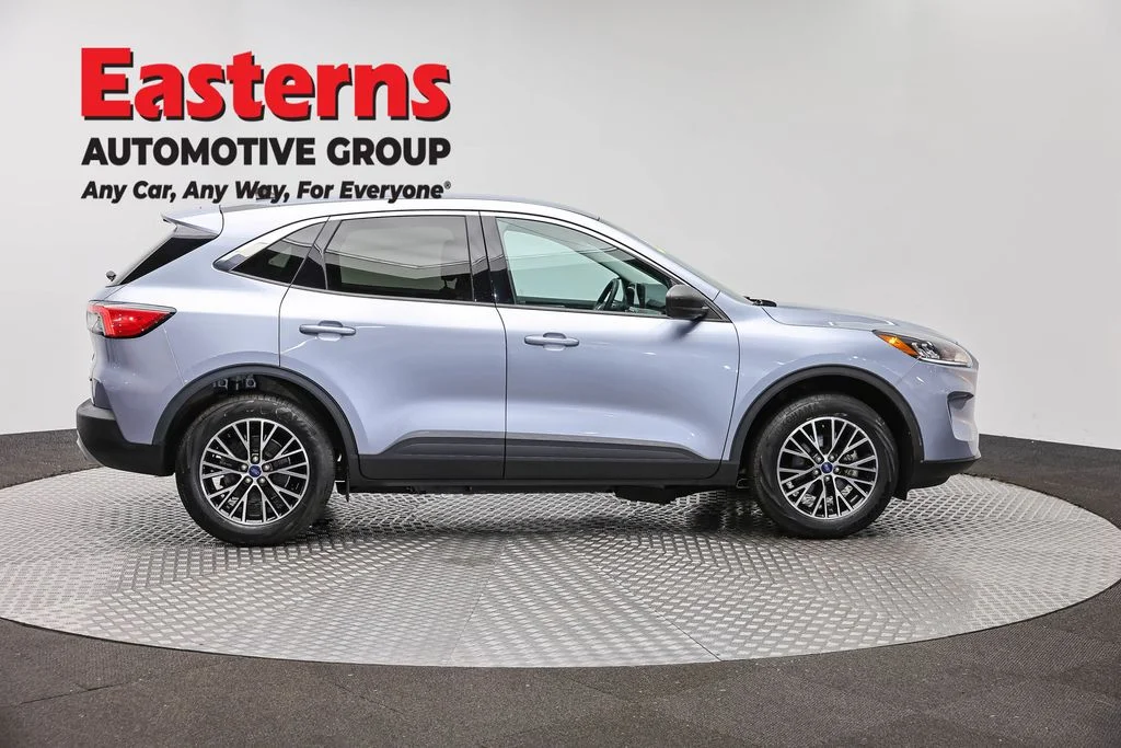 Used 2022 Blue Ford SE image 4