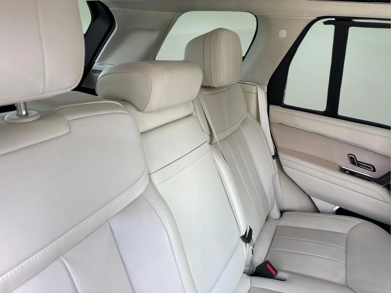Used 2024 Fuji White Land Rover SE image 19
