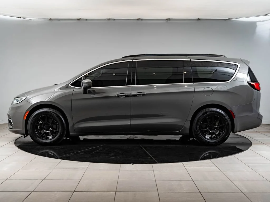 Used 2022 Ceramic Gray Clearcoat Chrysler Touring L image 5