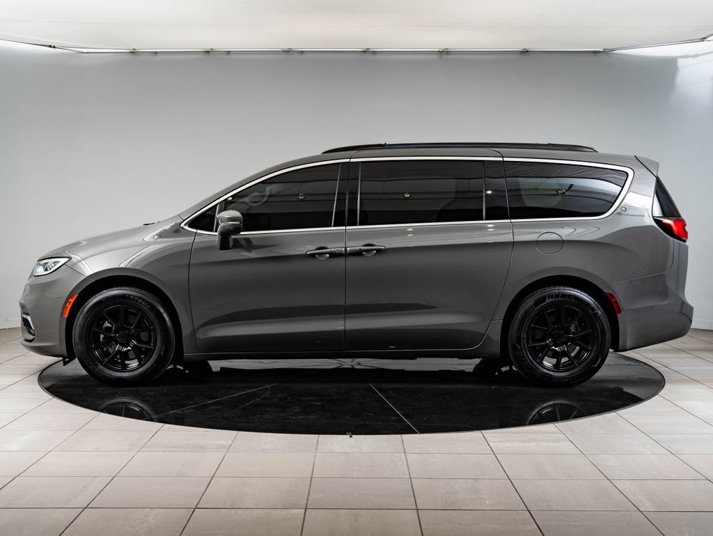 Used 2022 Ceramic Gray Clearcoat Chrysler Touring L image 5