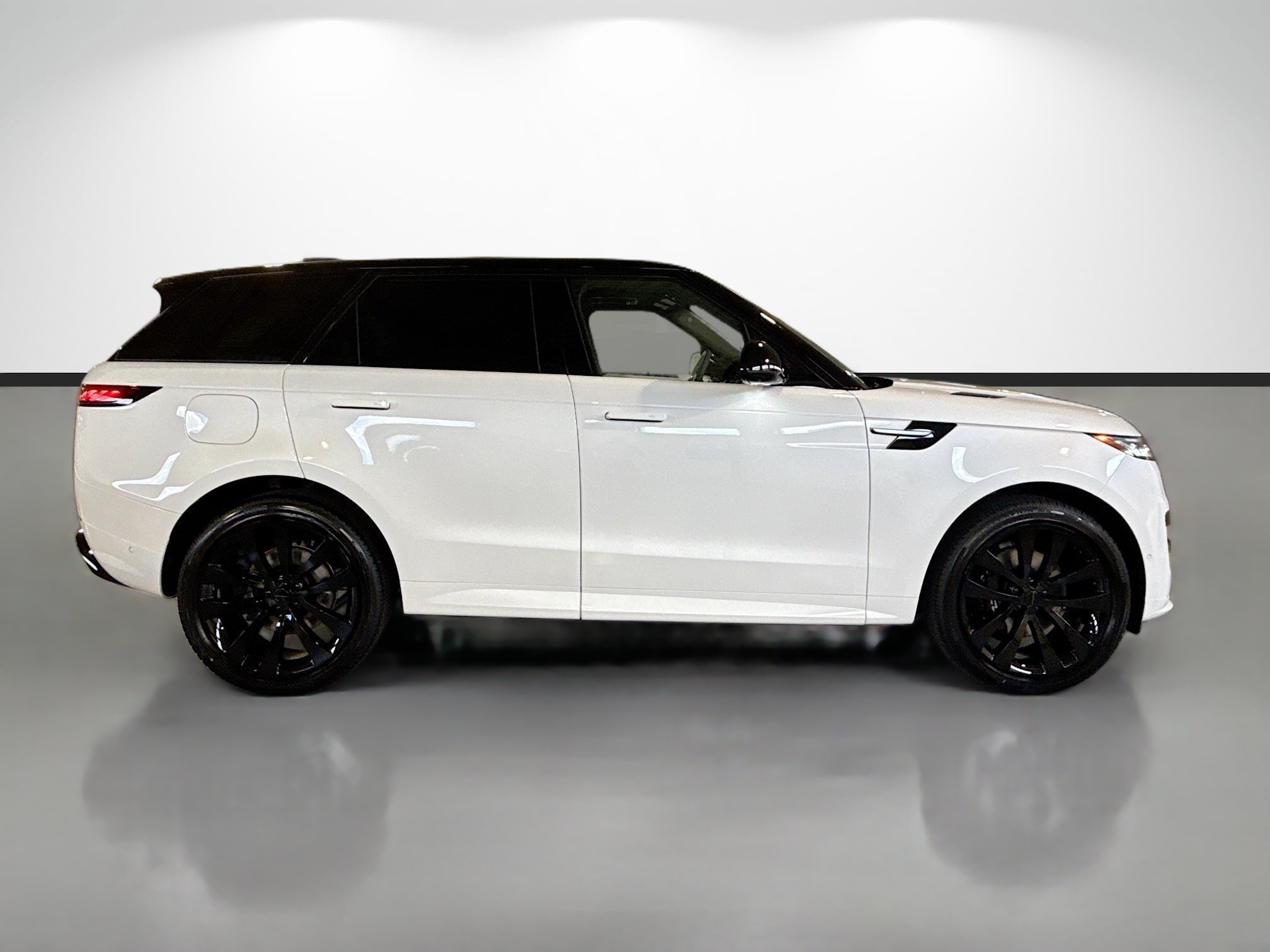 New 2026 Ostuni Pearl White LAND ROVER Dynamic SE image 6