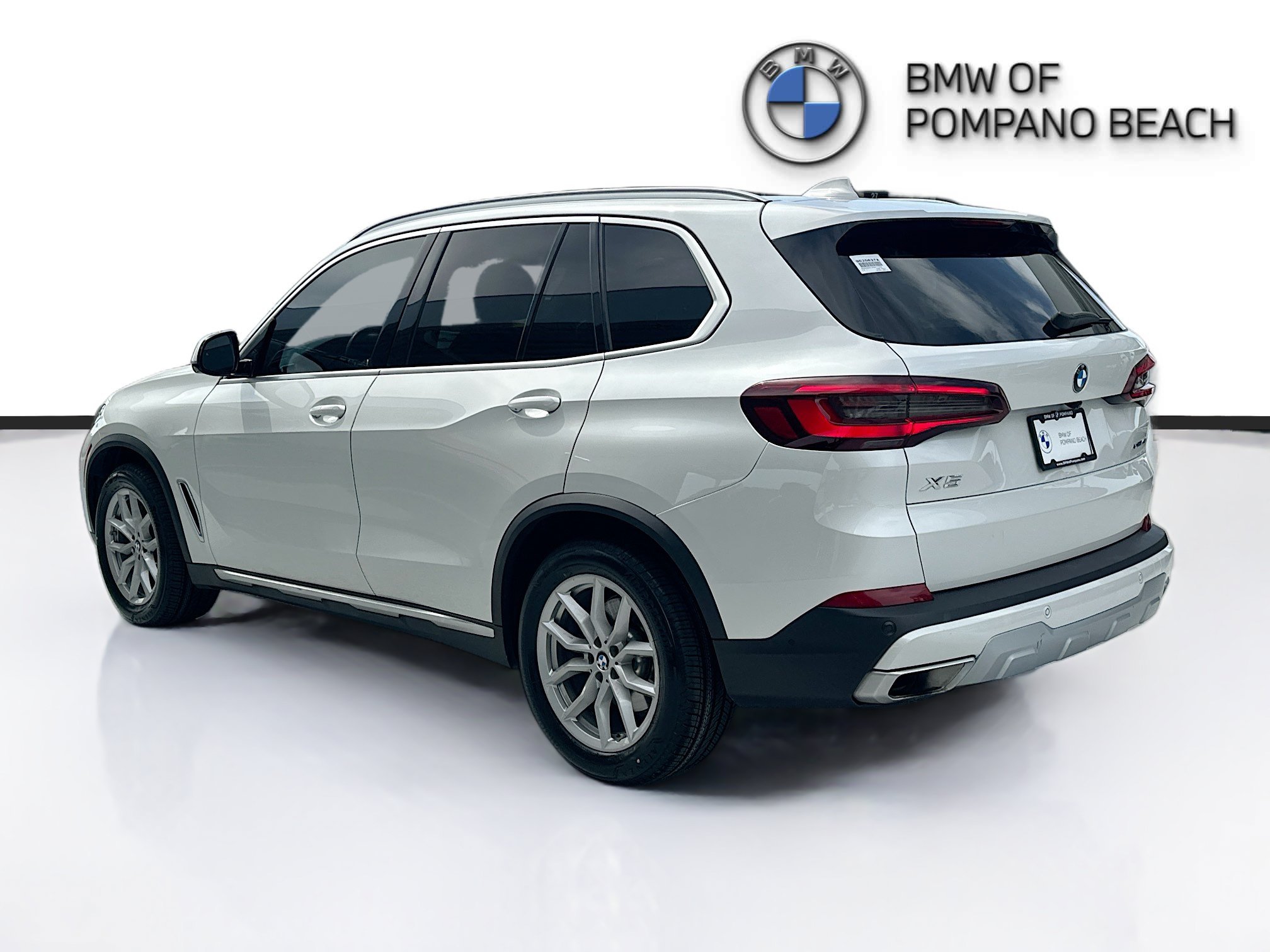 Certified Used 2023 Mineral White Metallic BMW xDrive40i image 5