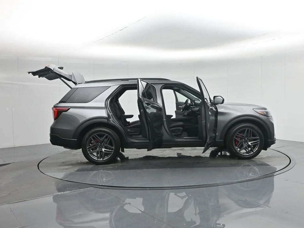 New 2026 Carbonized Gray Metallic Ford ST-Line image 4