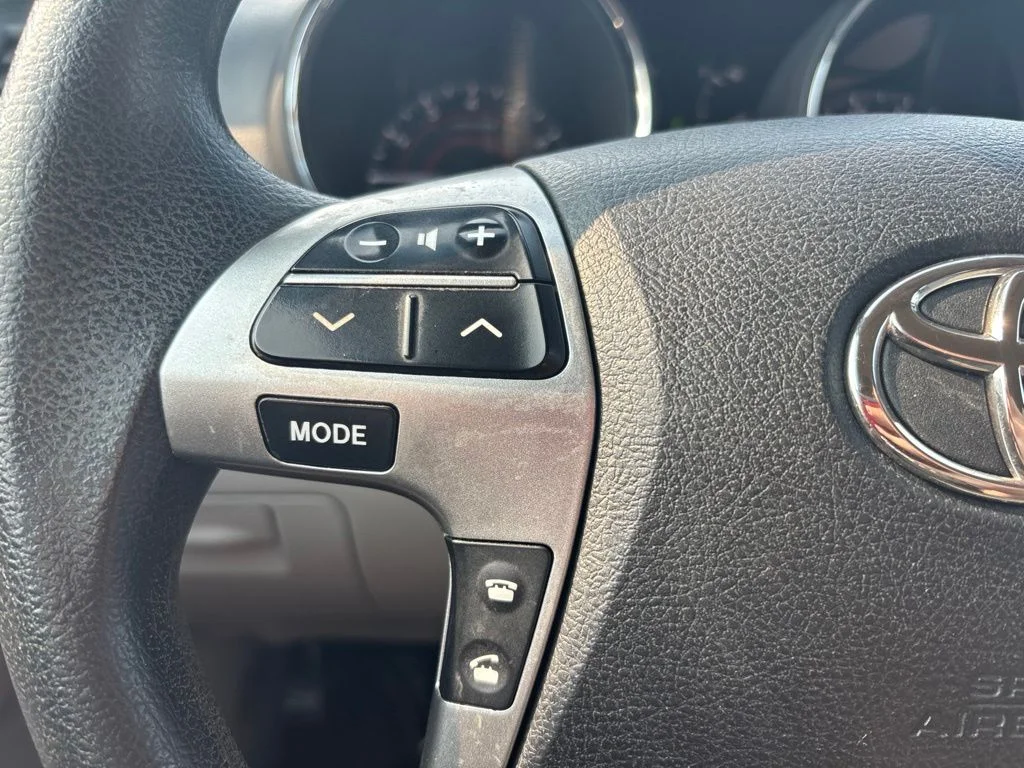 Used 2013 White Toyota Base image 21