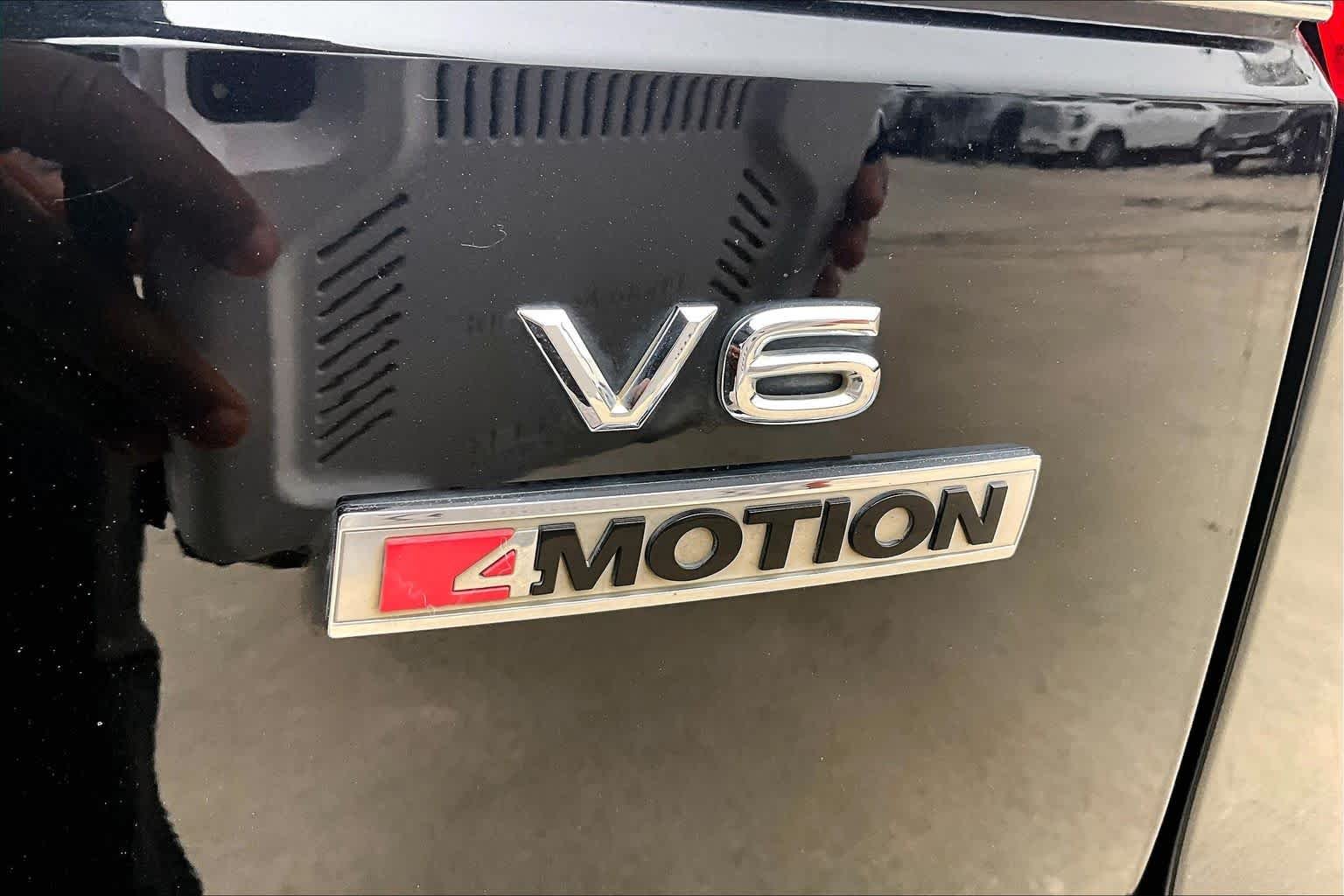 Used 2019 Deep Black Pearl Volkswagen 3.6L V6 SE w/Technology image 10