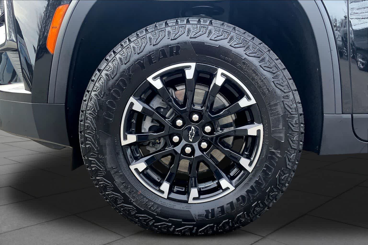 Used 2026 Mosaic Black Metallic Chevrolet AWD Z71 image 11