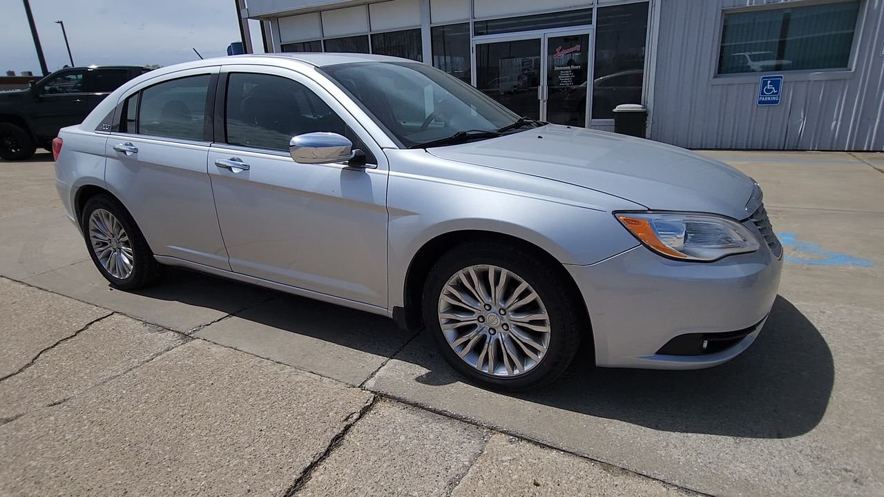 Used 2012  Chrysler Limited image 2