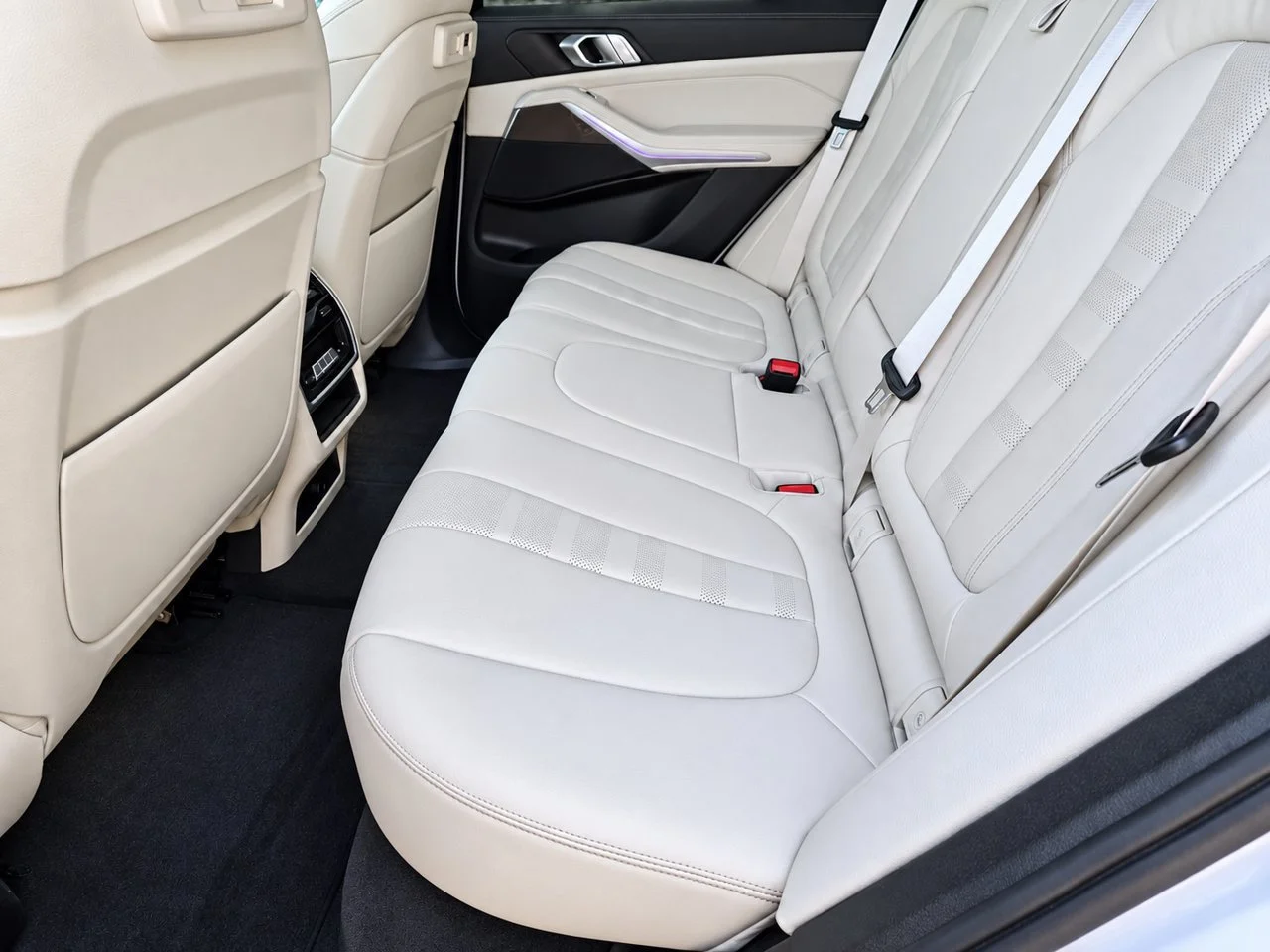 Used 2022 Mineral White Metallic BMW xDrive40i image 26