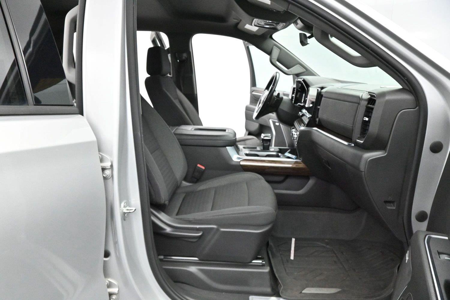 Used 2022 Quicksilver Metallic GMC Elevation image 29