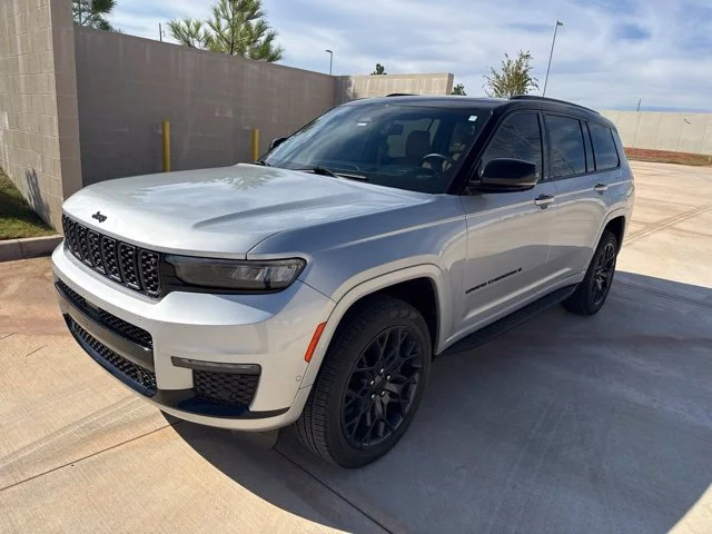 Used 2023 Silver Jeep Summit image 1