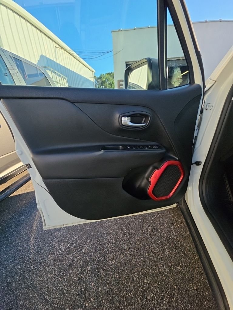 Used 2018 White Jeep Trailhawk image 11