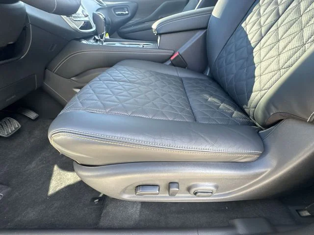 Used 2024 White Nissan Platinum image 29