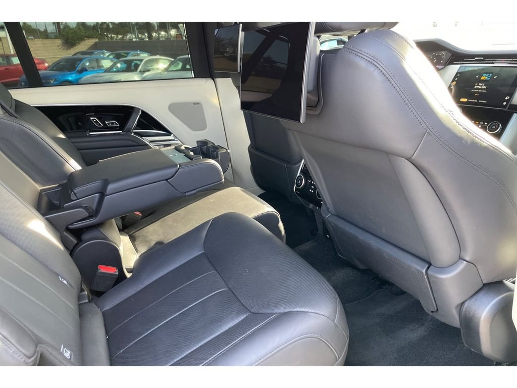 Used 2023 Fuji White Land Rover SE image 18
