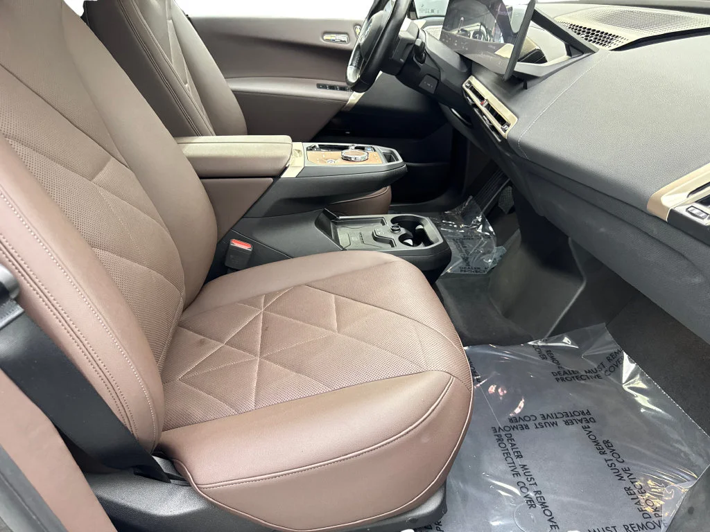 Used 2023 White BMW M60 image 46