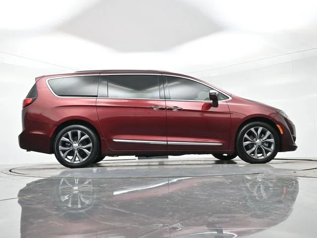 Used 2018 Velvet Red Pearlcoat Chrysler Limited image 29
