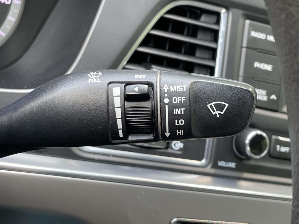 Used 2017 White Hyundai Base image 22