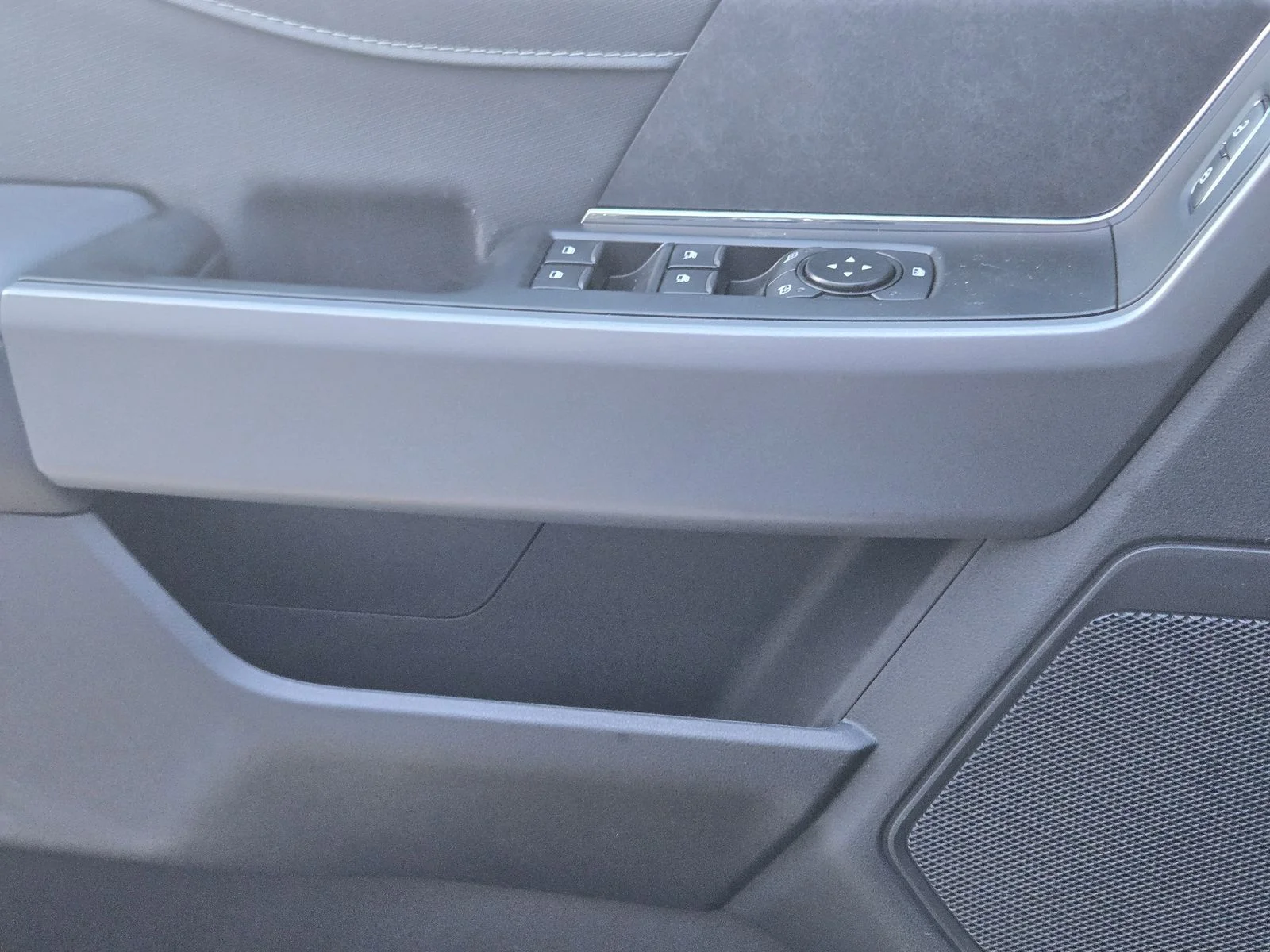 New 2026 Carbonized Gray Metallic Ford XLT image 15