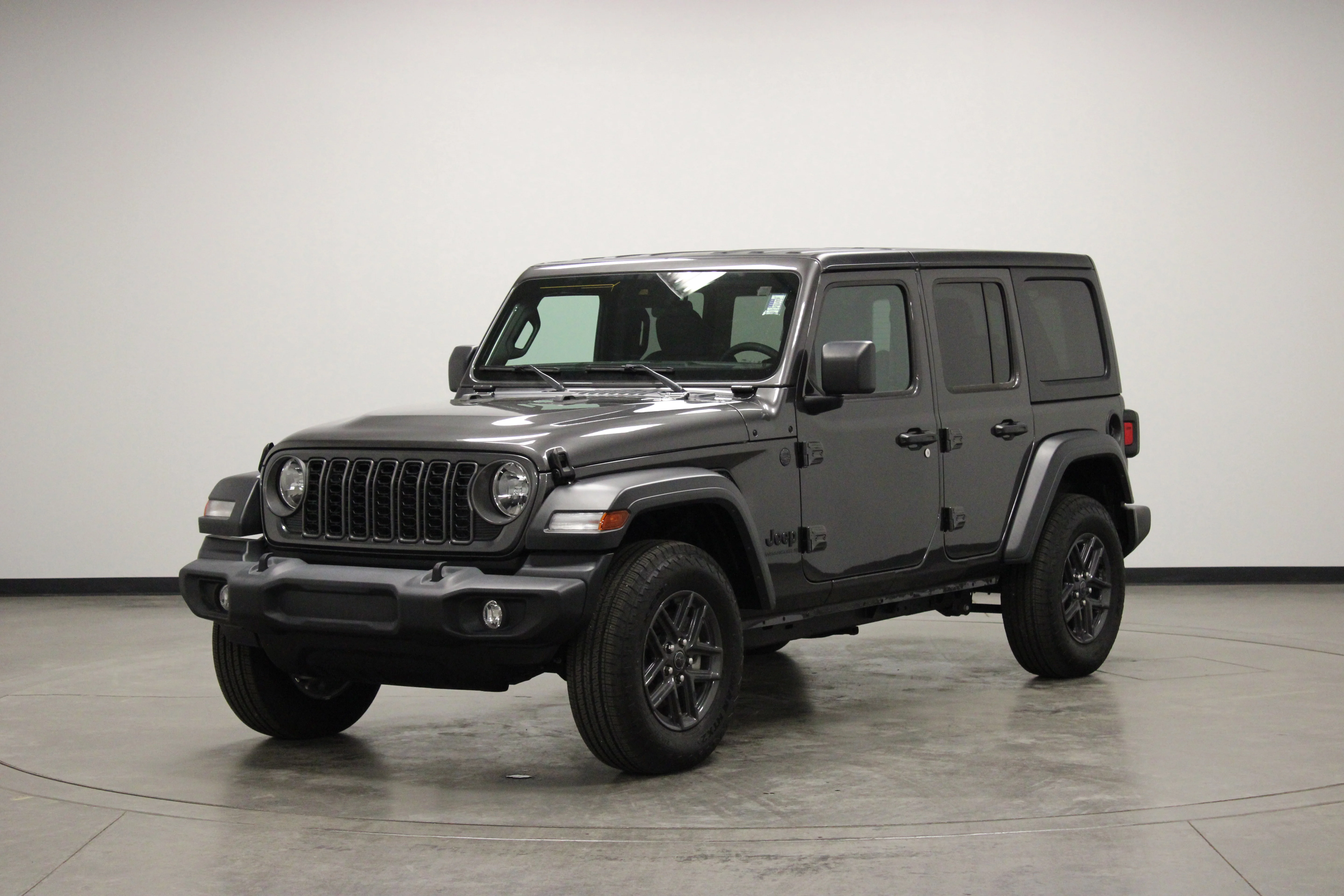 Used 2025 Granite Crystal Metallic Clearcoat Jeep Sport S image 4