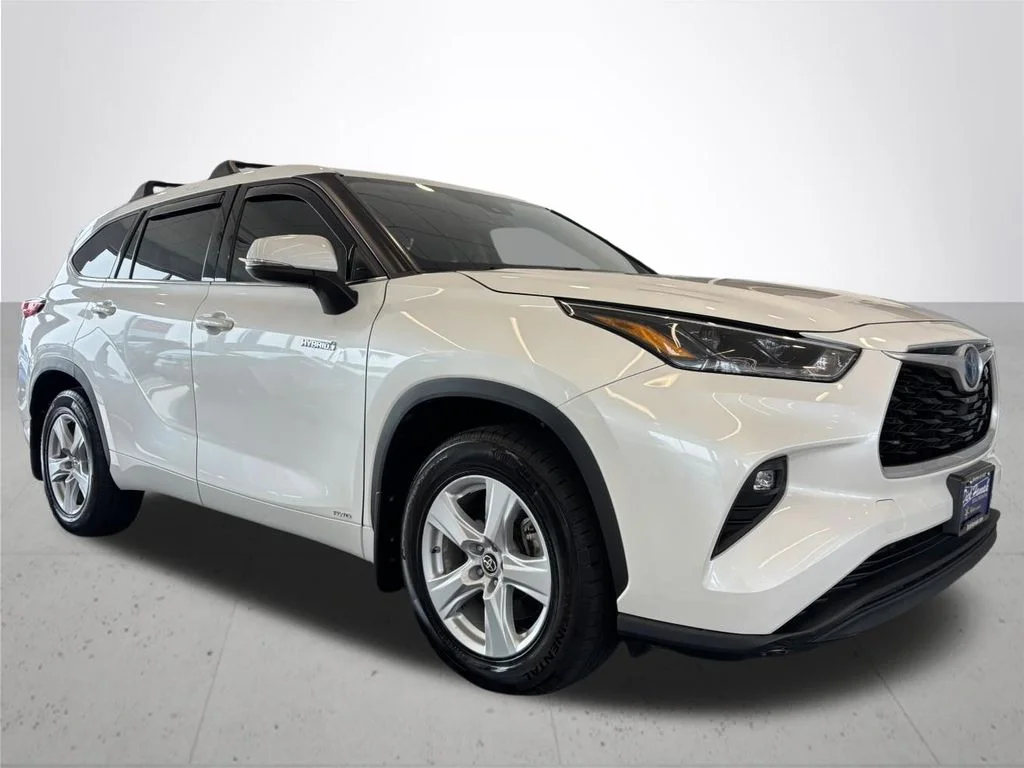Used 2021 White Toyota LE image 5