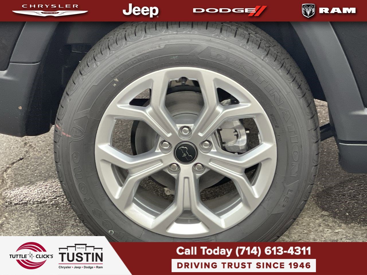 New 2026 Diamond Black Crystal Pearl-Coat Exterior Paint Jeep Latitude image 11