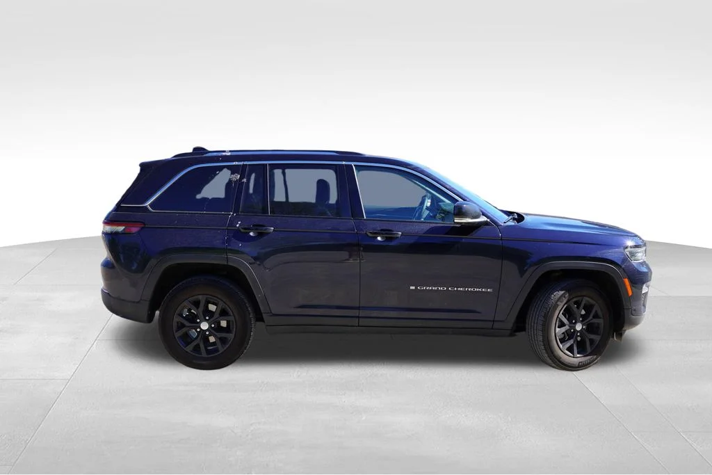 Used 2024 Midnight Sky Jeep Limited image 2