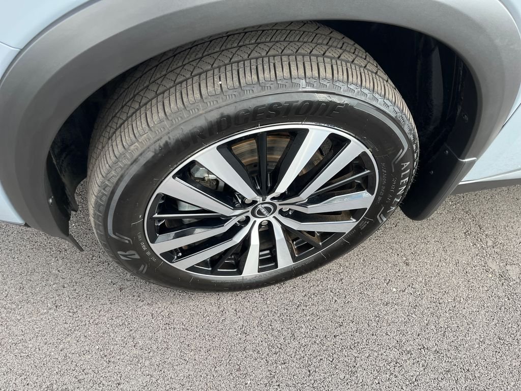 Used 2025 Gray Nissan Platinum image 9