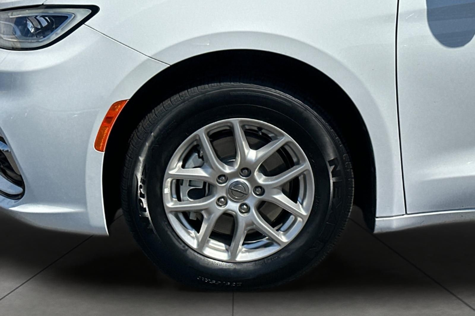 Used 2025 White Chrysler Select image 31