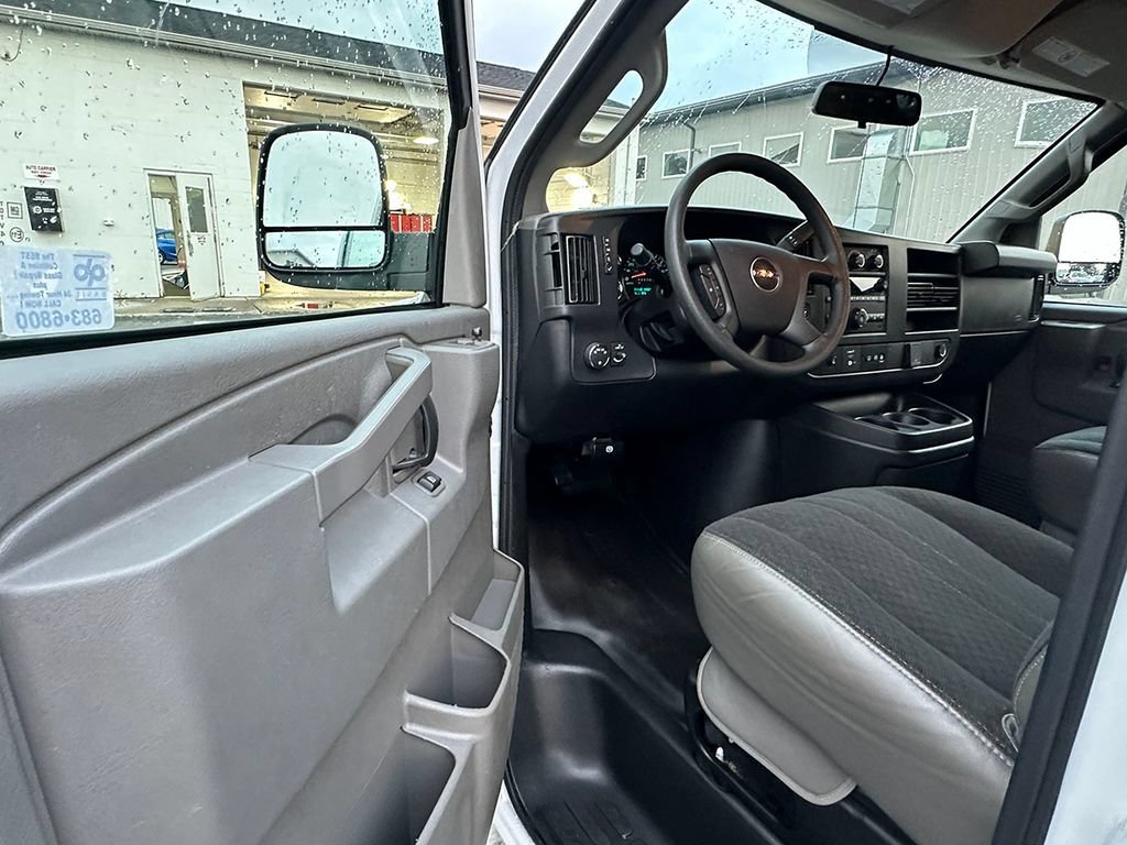 Used 2025 Summit White GMC Work Van image 19