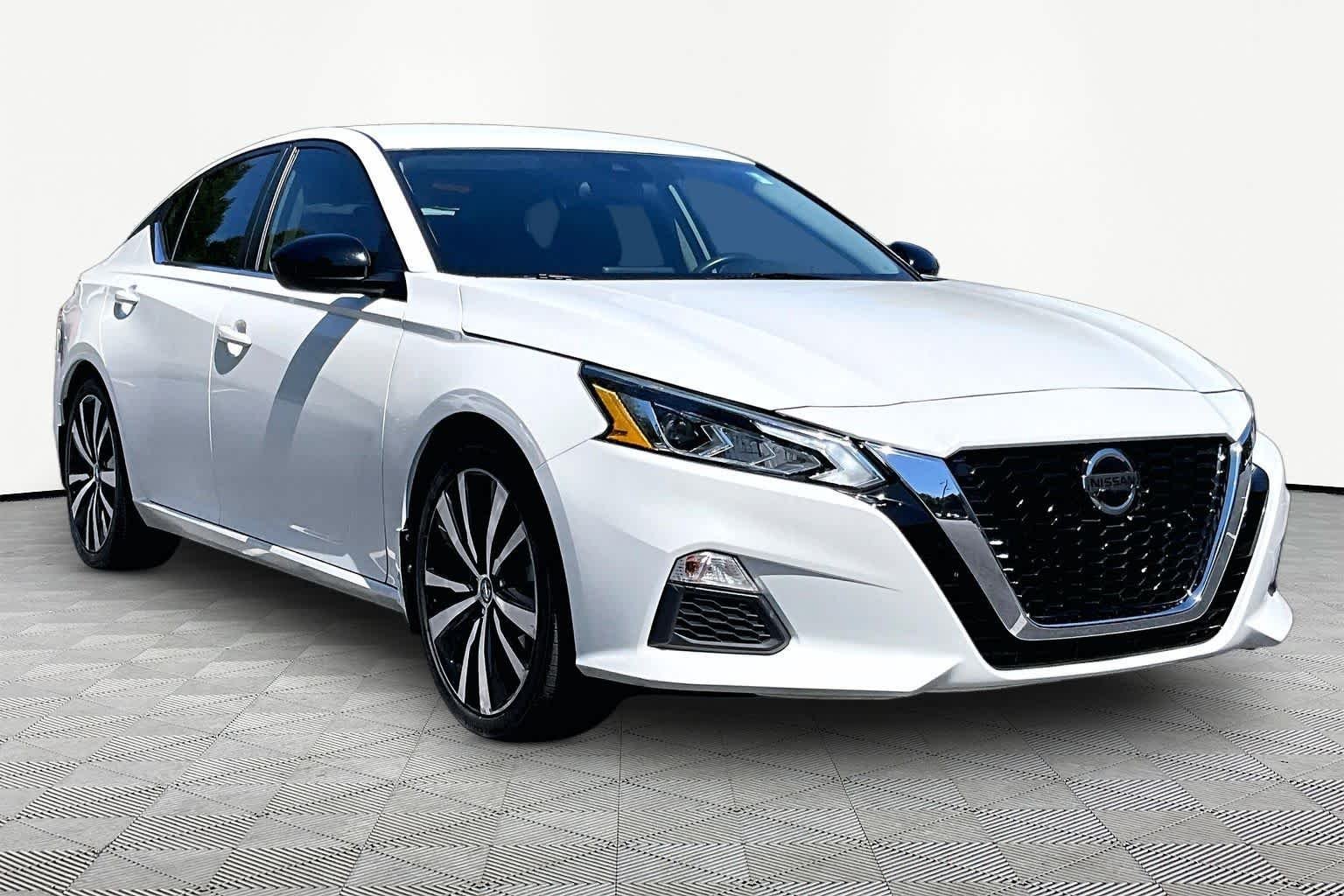 Used 2022 Pearl White Tricoat Nissan 2.5 SR image 3