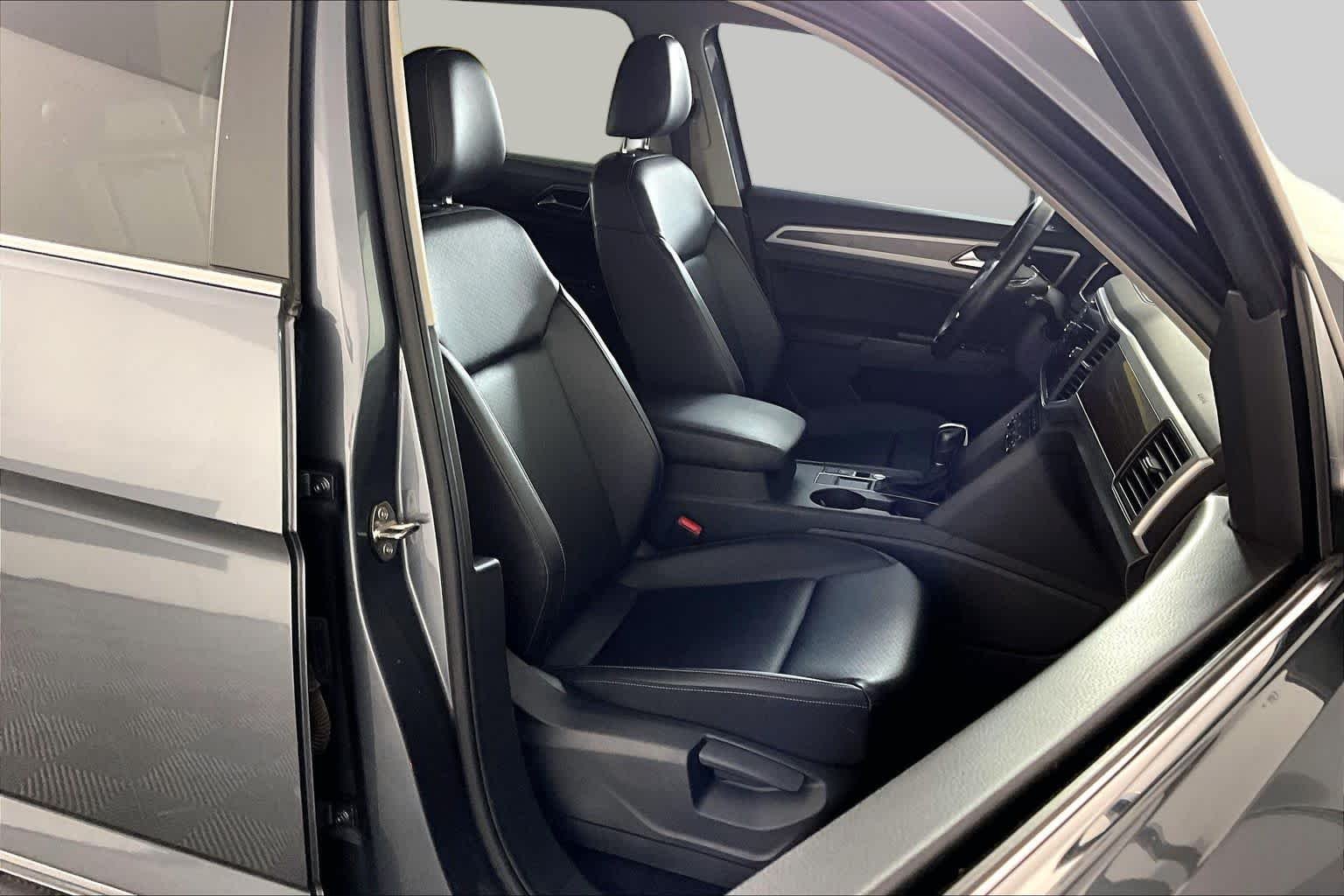 Used 2018 Platinum Gray Metallic Volkswagen 3.6L V6 SE w/Technology image 9
