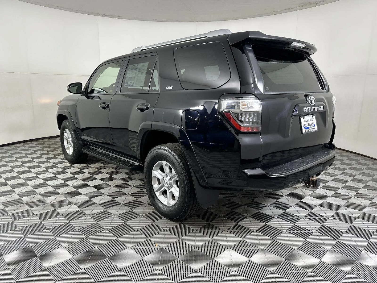 Used 2018 Midnight Black Metallic Toyota SR5 Premium image 10