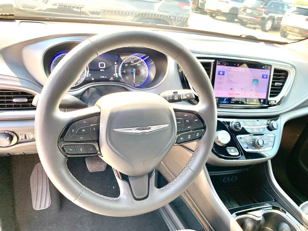 Used 2025 White Chrysler Limited image 33