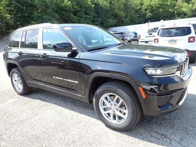 New 2026 Diamond Black Crystal Pearl-Coat Exterior Paint Jeep Laredo image 9