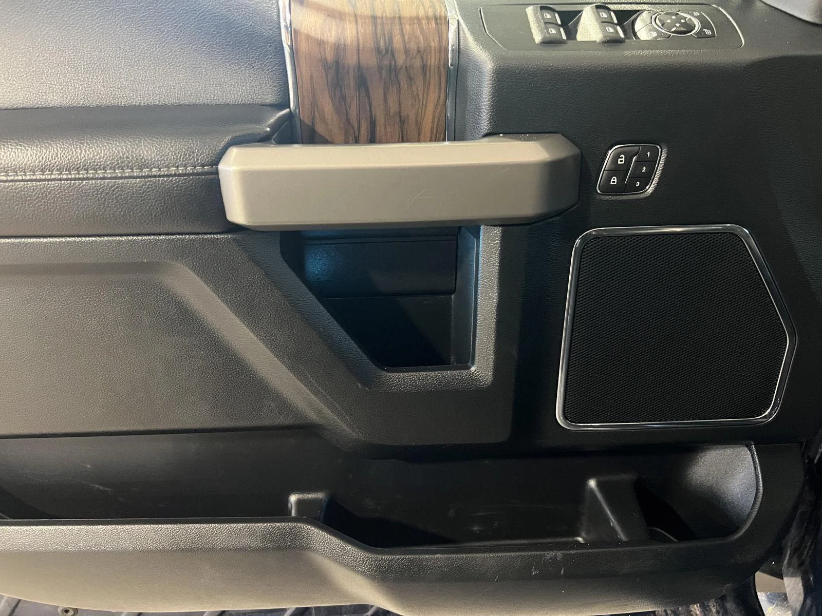 Used 2019 Blue Jeans FORD LARIAT image 13