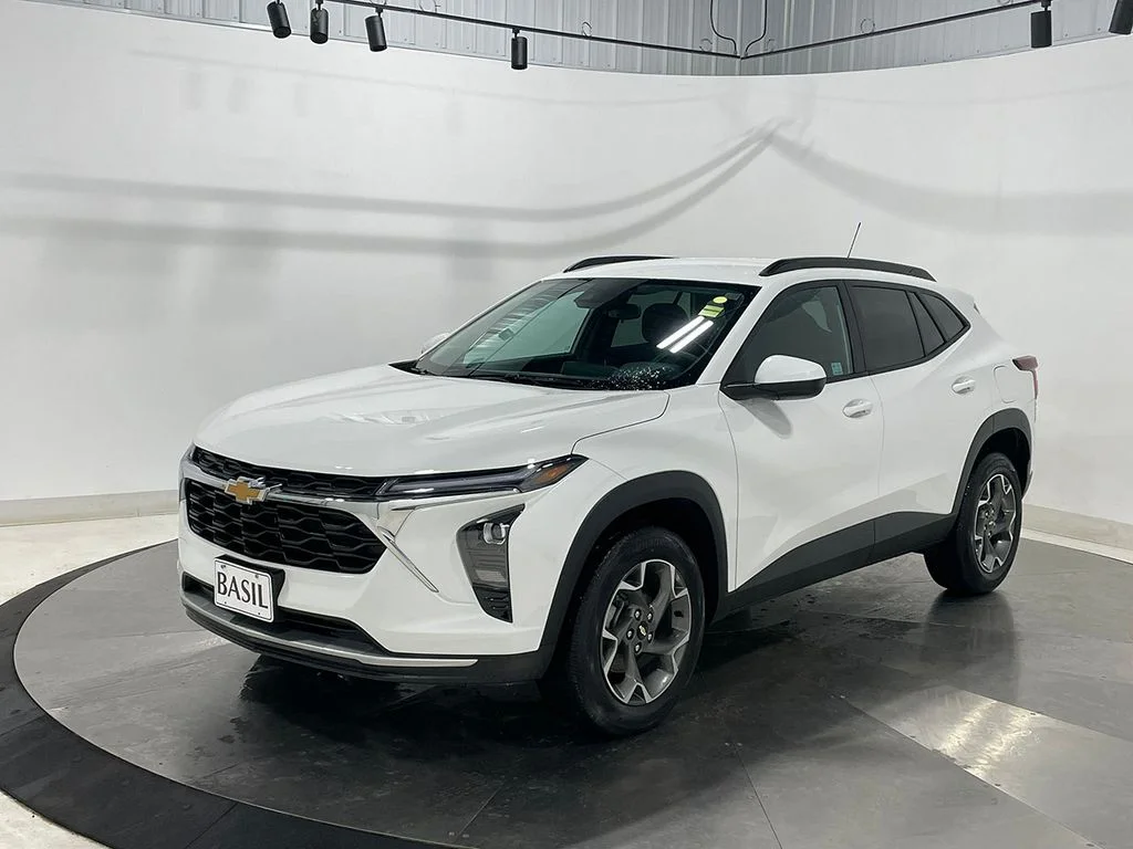 Used 2025 White Chevrolet LT image 8
