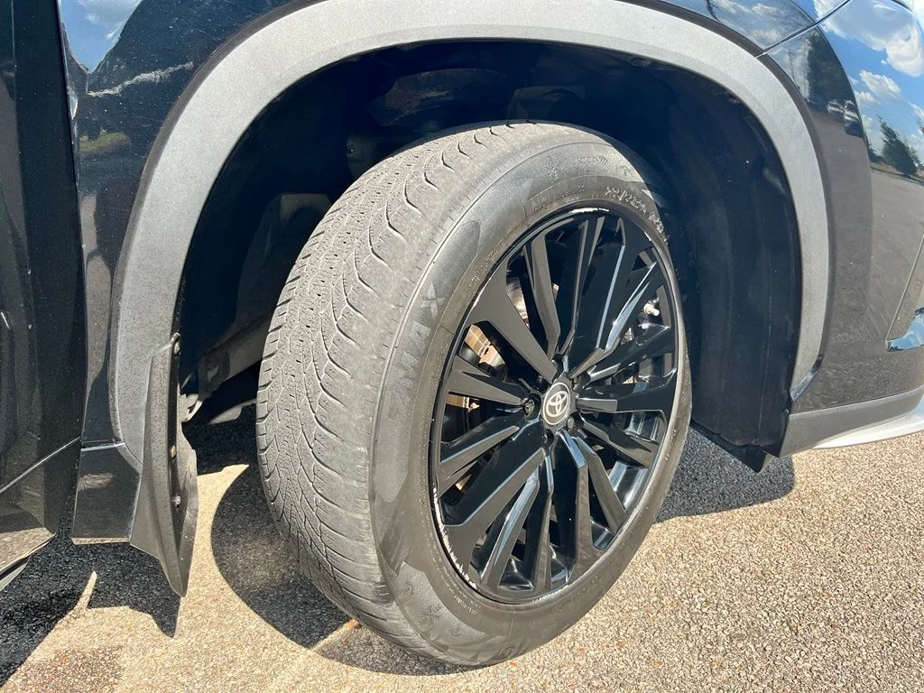 Used 2023 Black Toyota L image 6