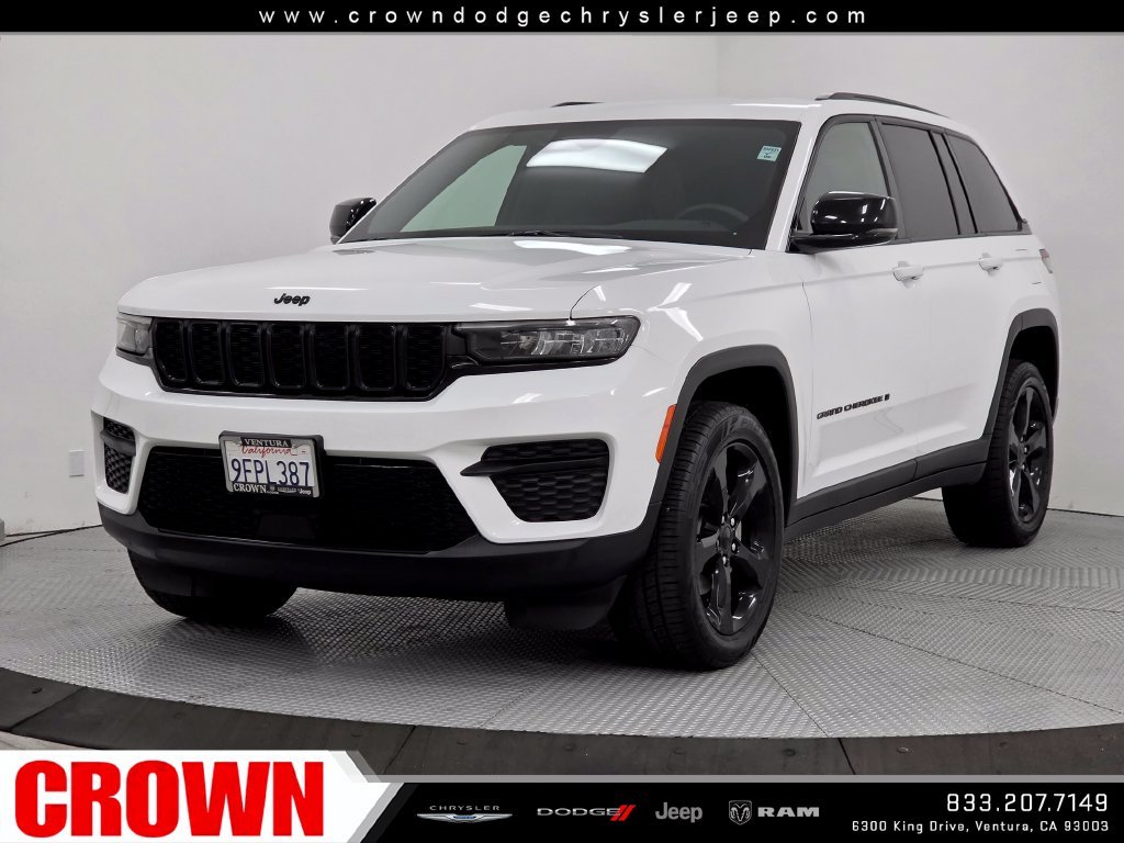 Used 2023 White Jeep Altitude image 3